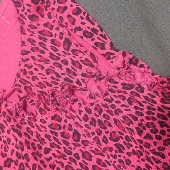 Hot pink Y2K cheetah print tank, DIY laced up cuts across side and chest - Picture 3 of 3